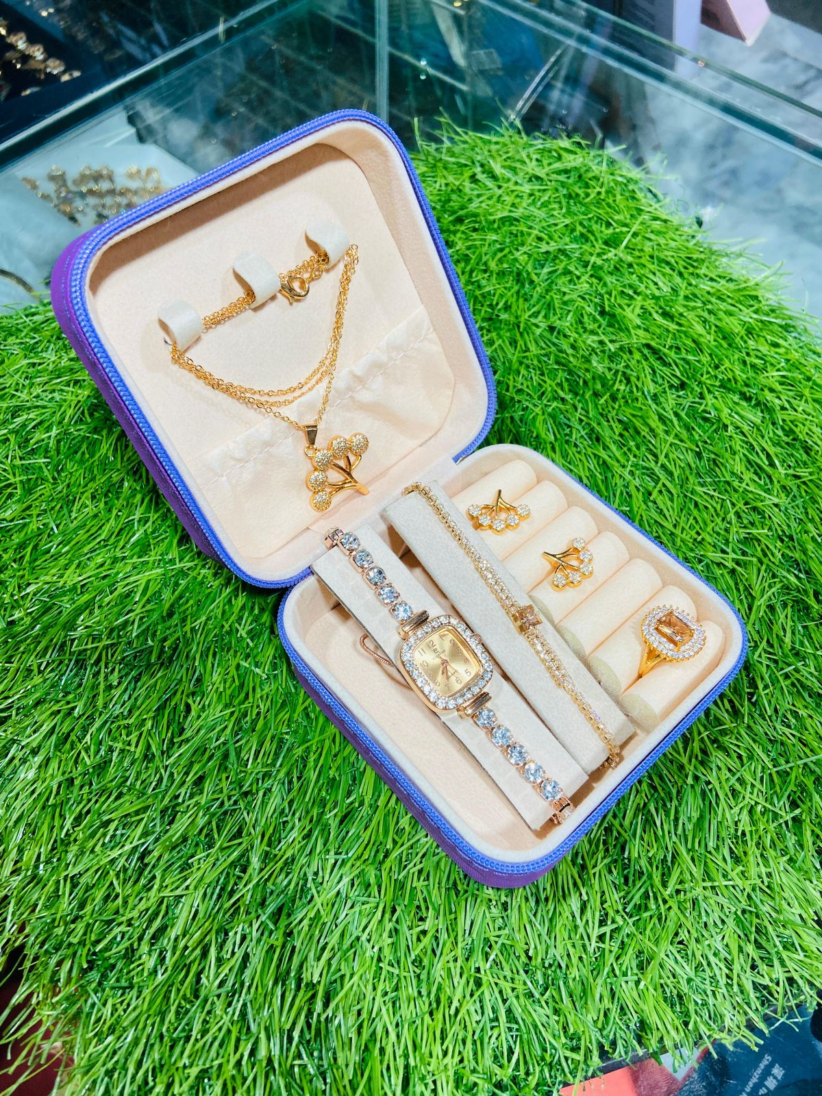 Jewelry Box with Jewelry Set – Rings, Earrings & Necklace Included